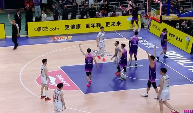 关于浙江男篮击败劲敌，全队庆祝胜利的信息