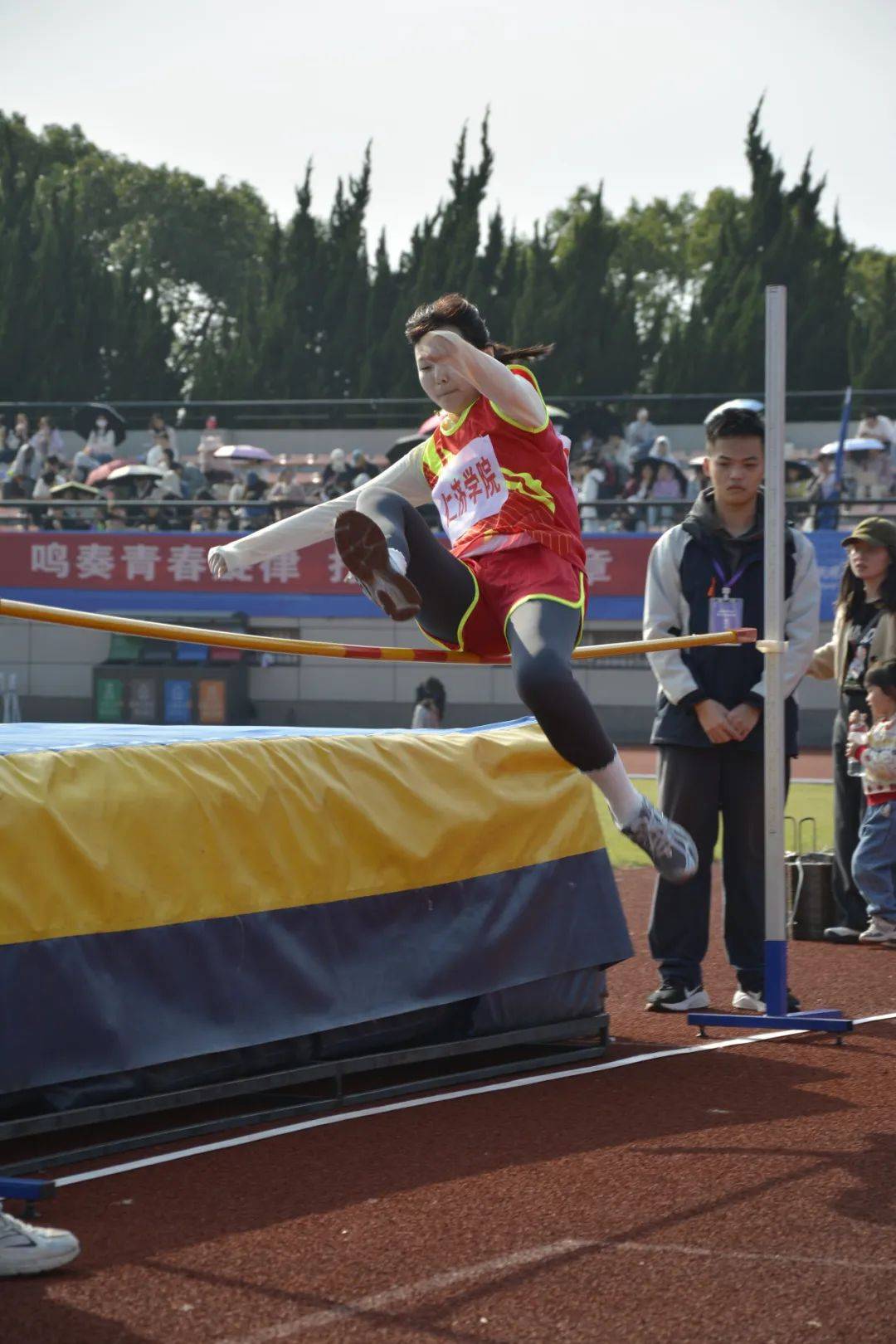 运动员们在场上展现出色技艺，赢得观众赞叹