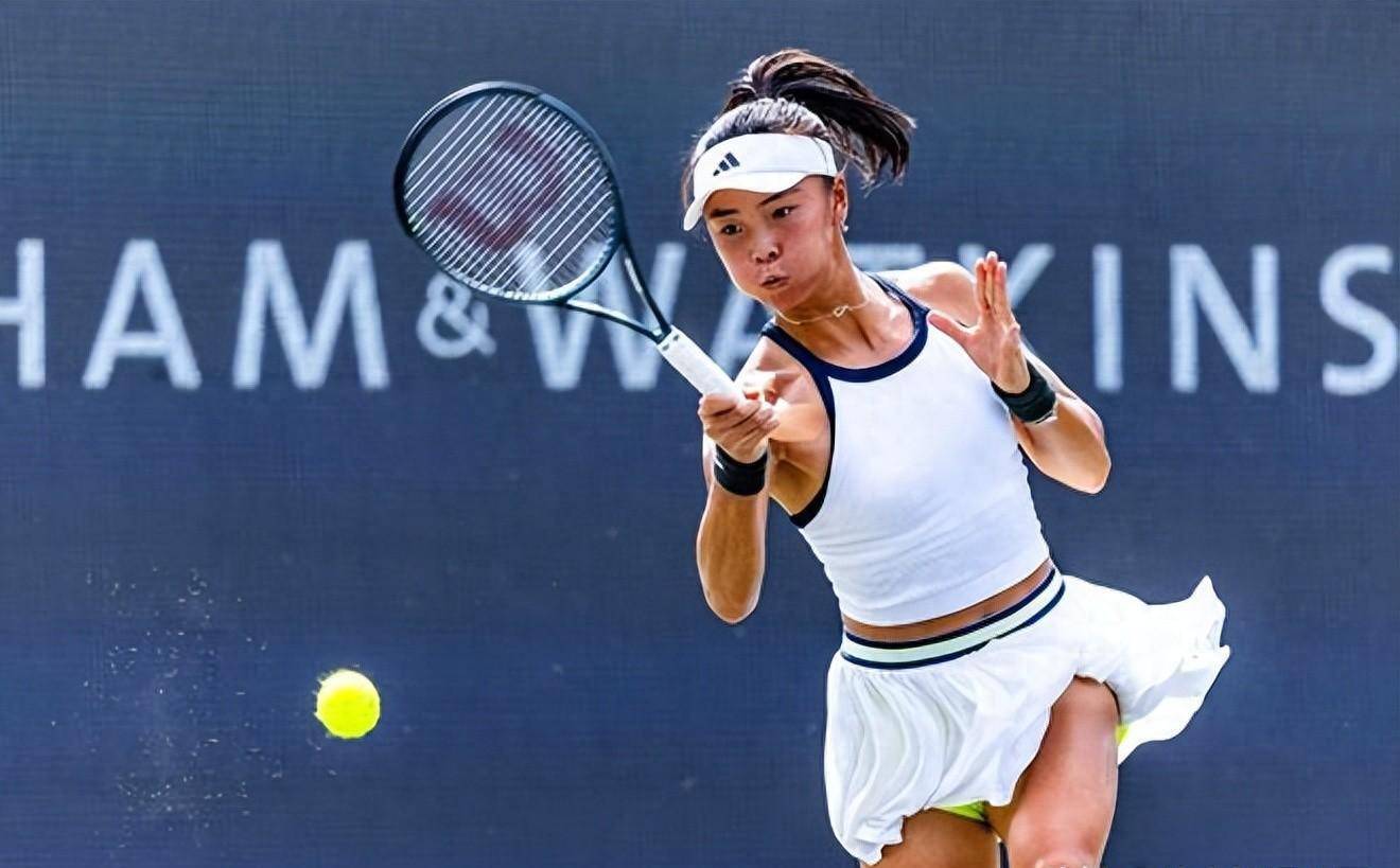 澳洲足球锦标赛上，女球员表现十分出色