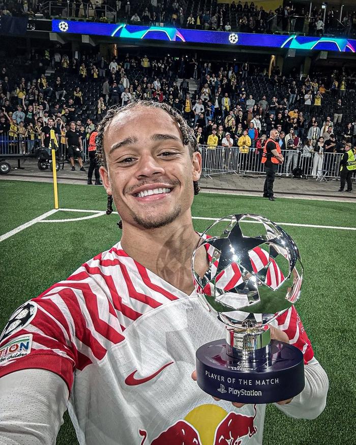 澳洲足球锦标赛上，女球员表现十分出色