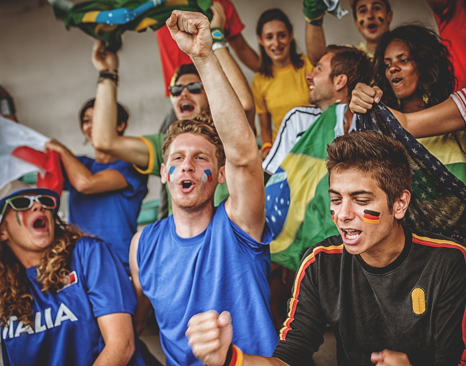 球员们相互支持鼓励，团队合作精神令人感动