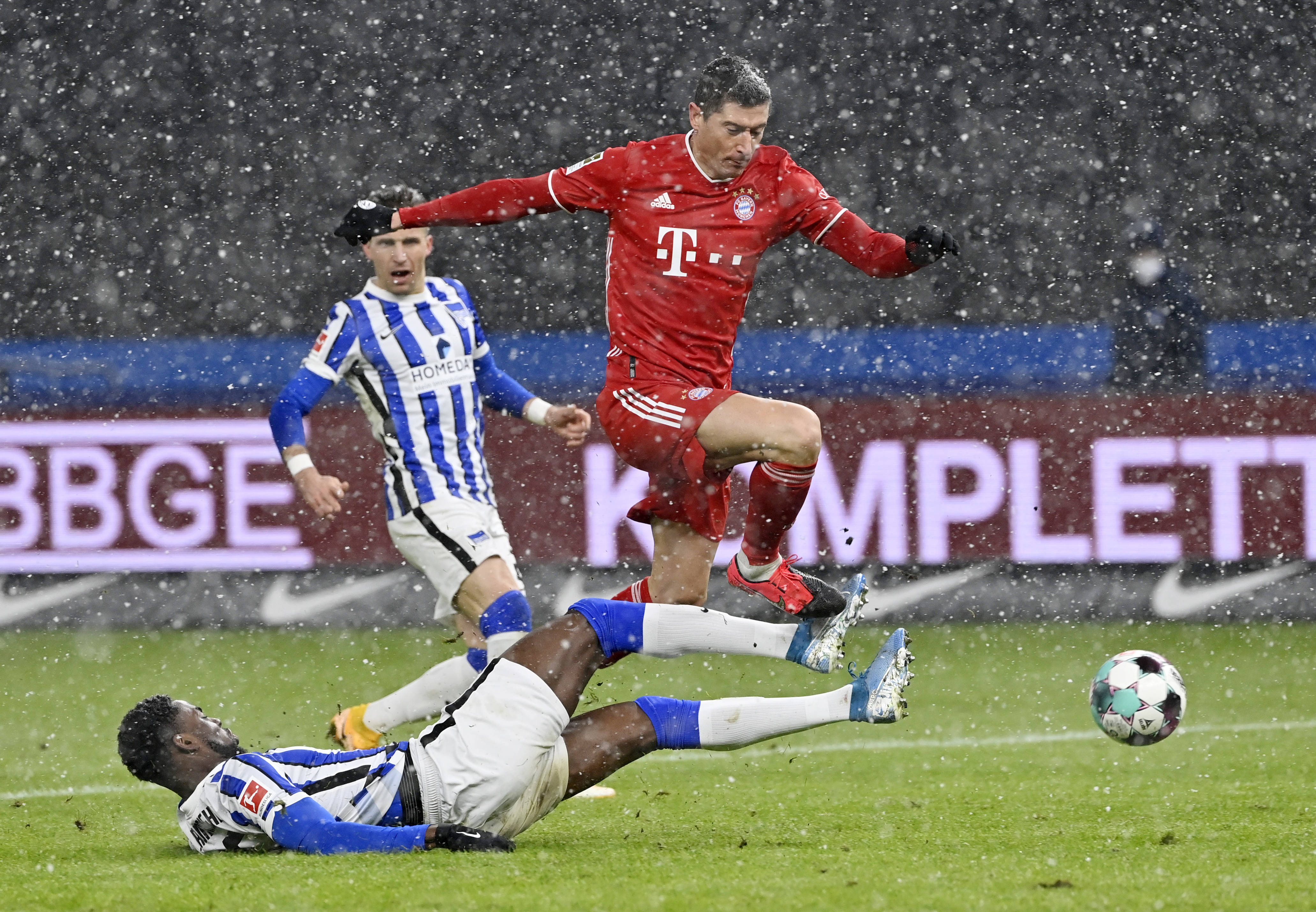 包含拜仁慕尼黑vs曼联：谁能笑到最后？的词条