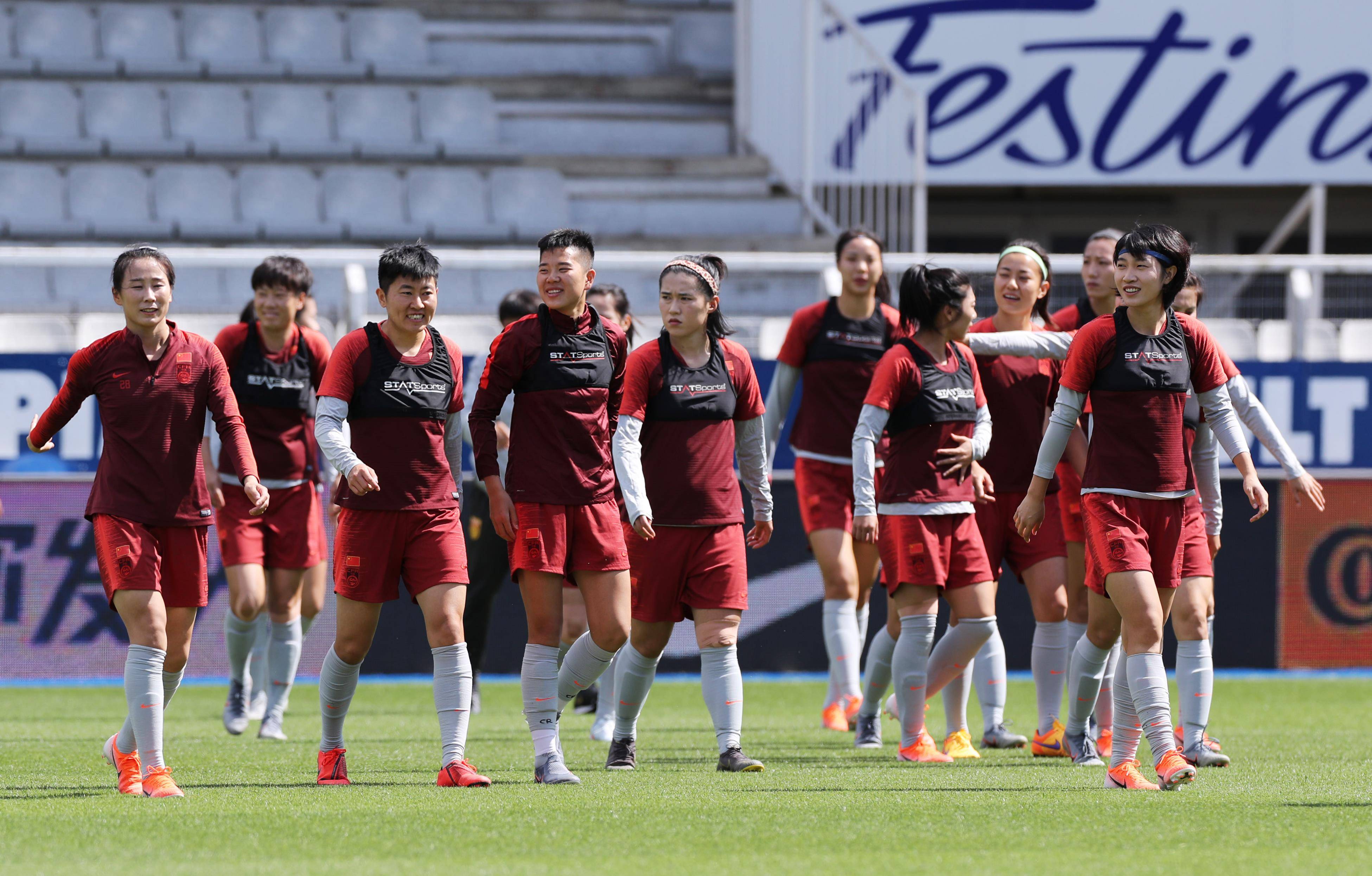 女足国家队实力强劲，轻松击败对手