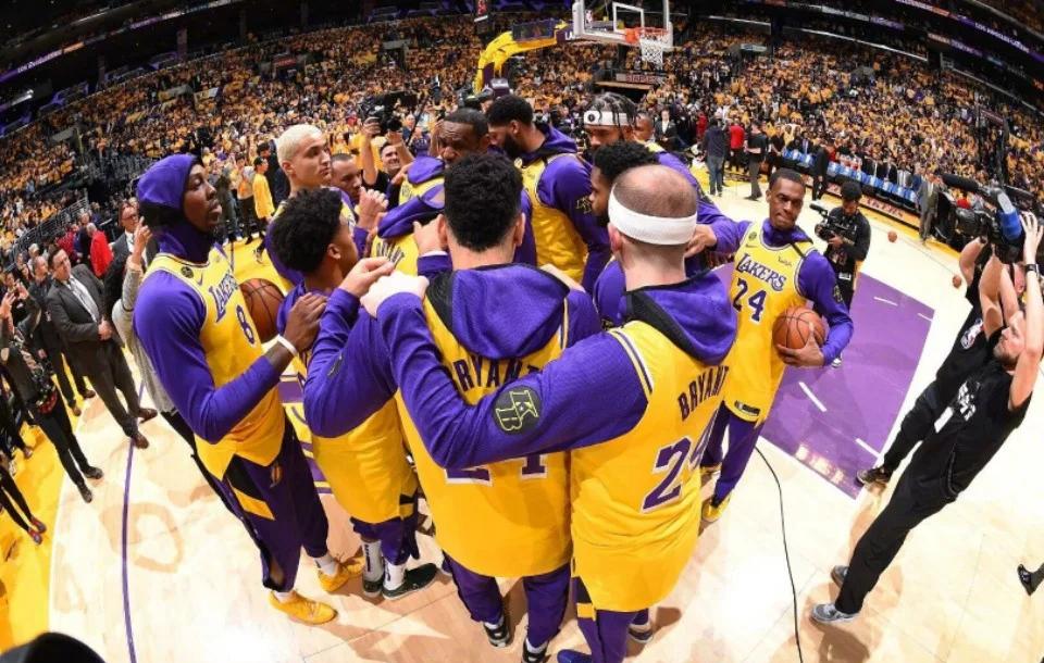 勒布朗詹姆斯全面爆发，湖人大胜