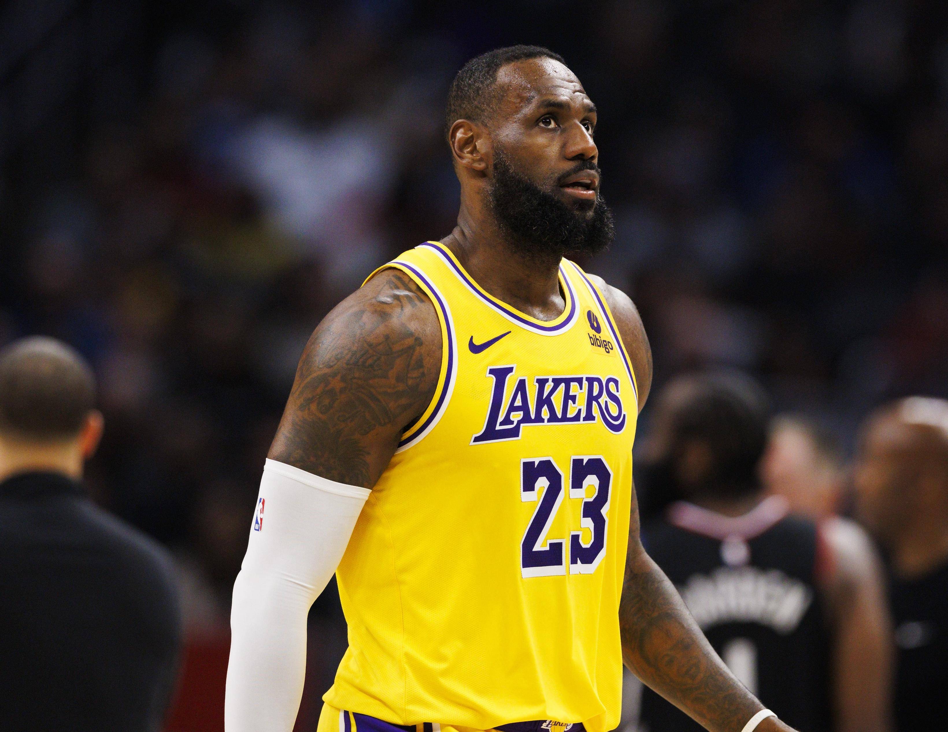 勒布朗詹姆斯全面爆发，湖人大胜