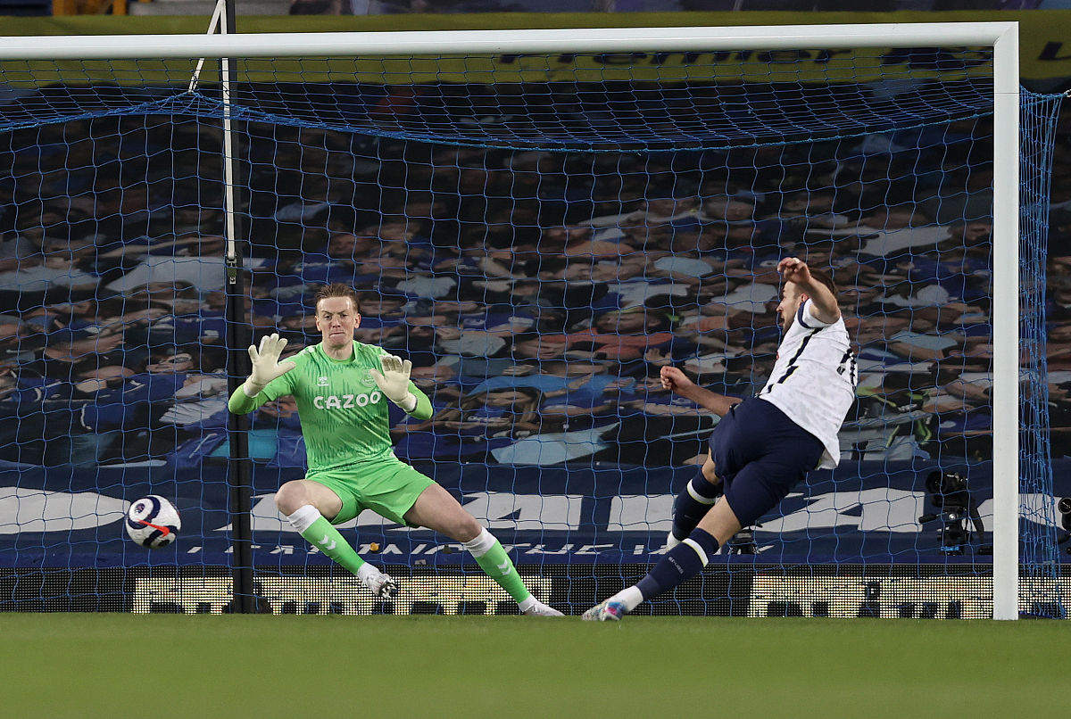 部罗内球员进行战术演练,备战下一场比赛的简单介绍 部罗内球员进行战术演练,备战下一场比赛的简单介绍