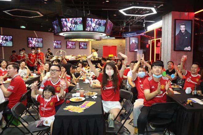 关于利物浦球迷欢呼连胜，凯普与队员默契配合备战下一场攻防的信息