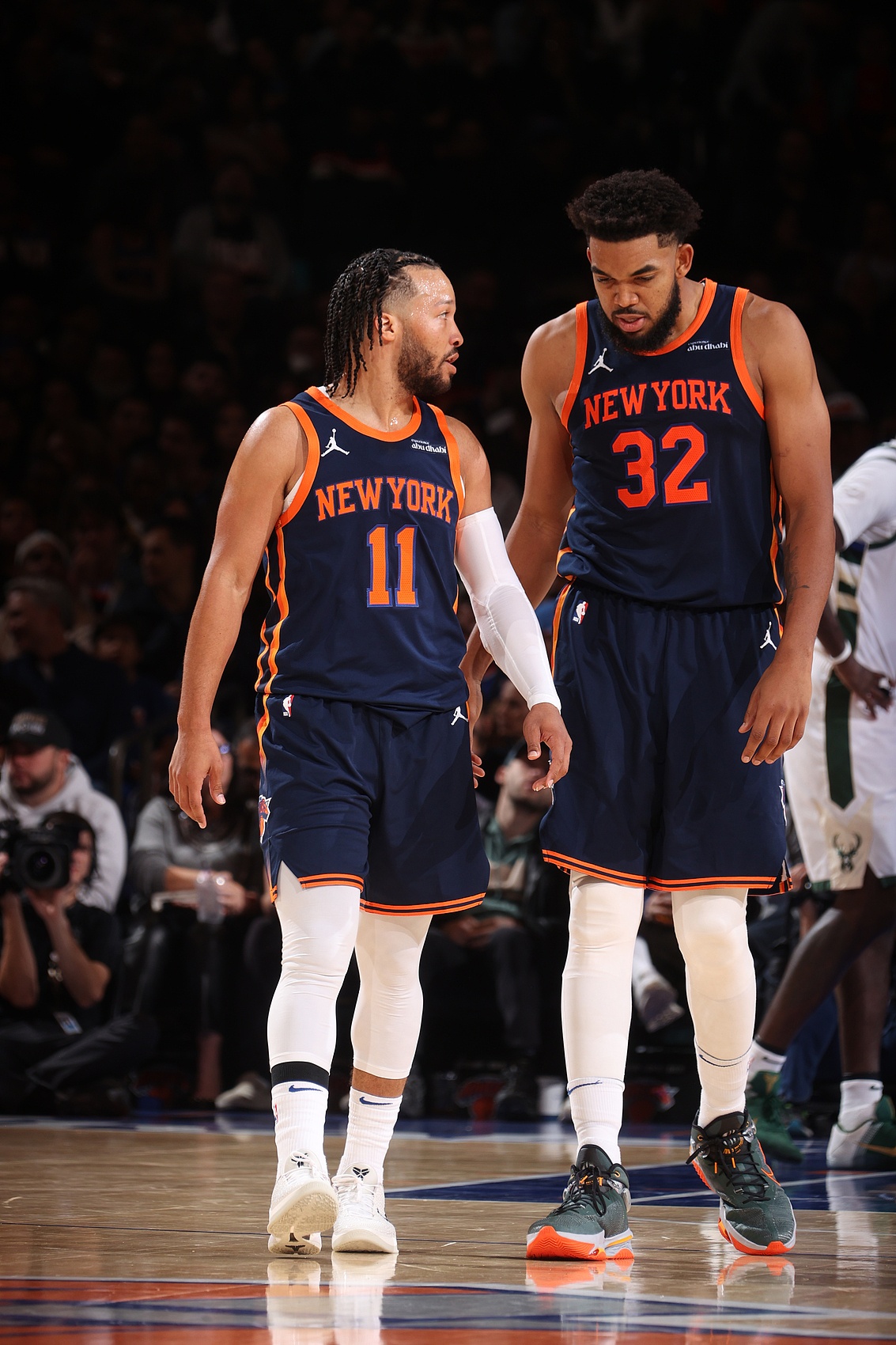 包含尼克斯队球员在比赛中表现出色带领取胜的词条