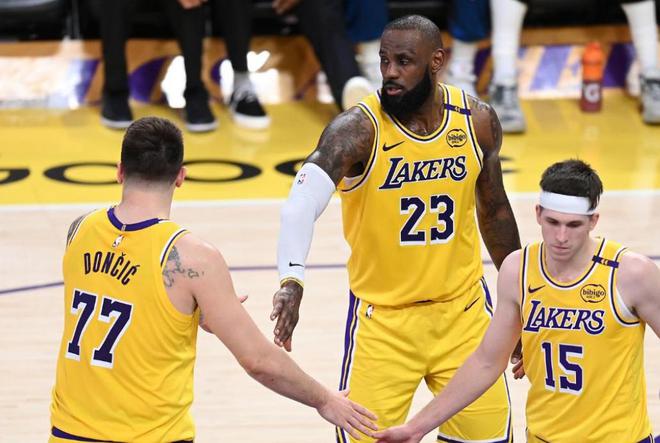 湖人巨星勒布朗詹姆斯领衔出席慈善晚宴 湖人巨星勒布朗詹姆斯领衔出席慈善晚宴