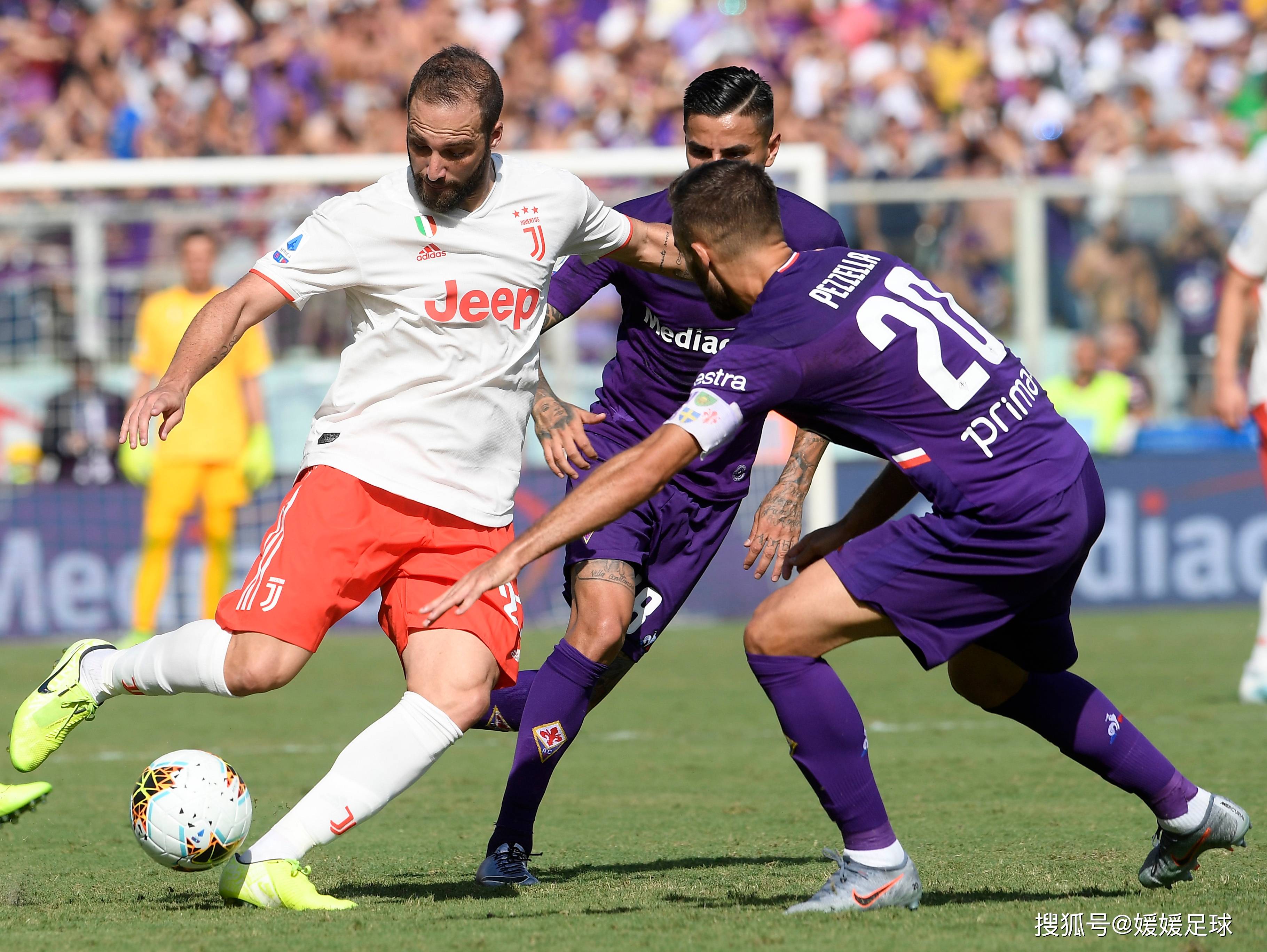 赛场上足球对决引人关注，球员风采十足