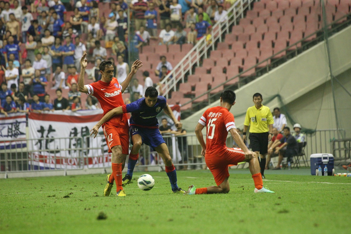 球员们以无比热情迎战，场面激烈激动不已