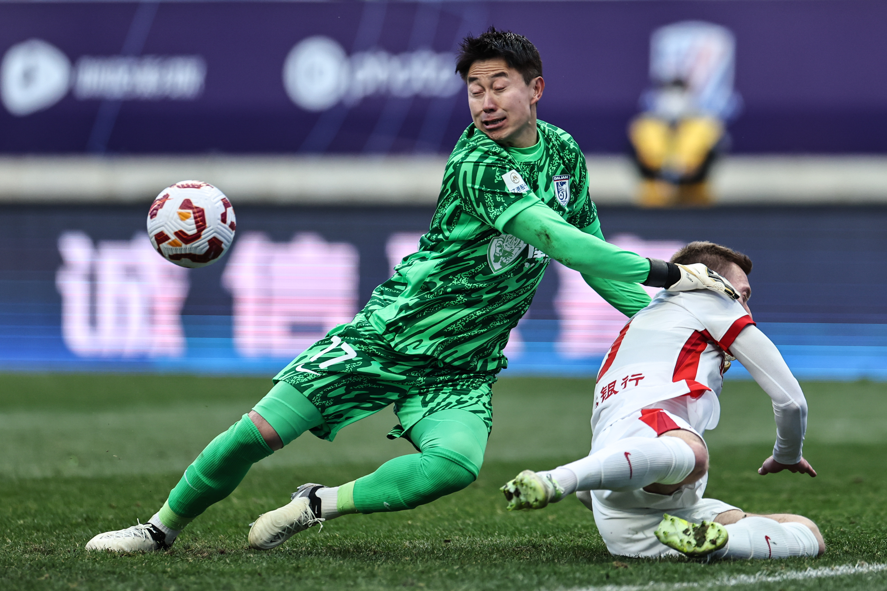 球员们以无比热情迎战，场面激烈激动不已