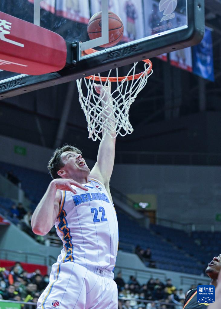 北京首钢客场击败对手，取得胜利