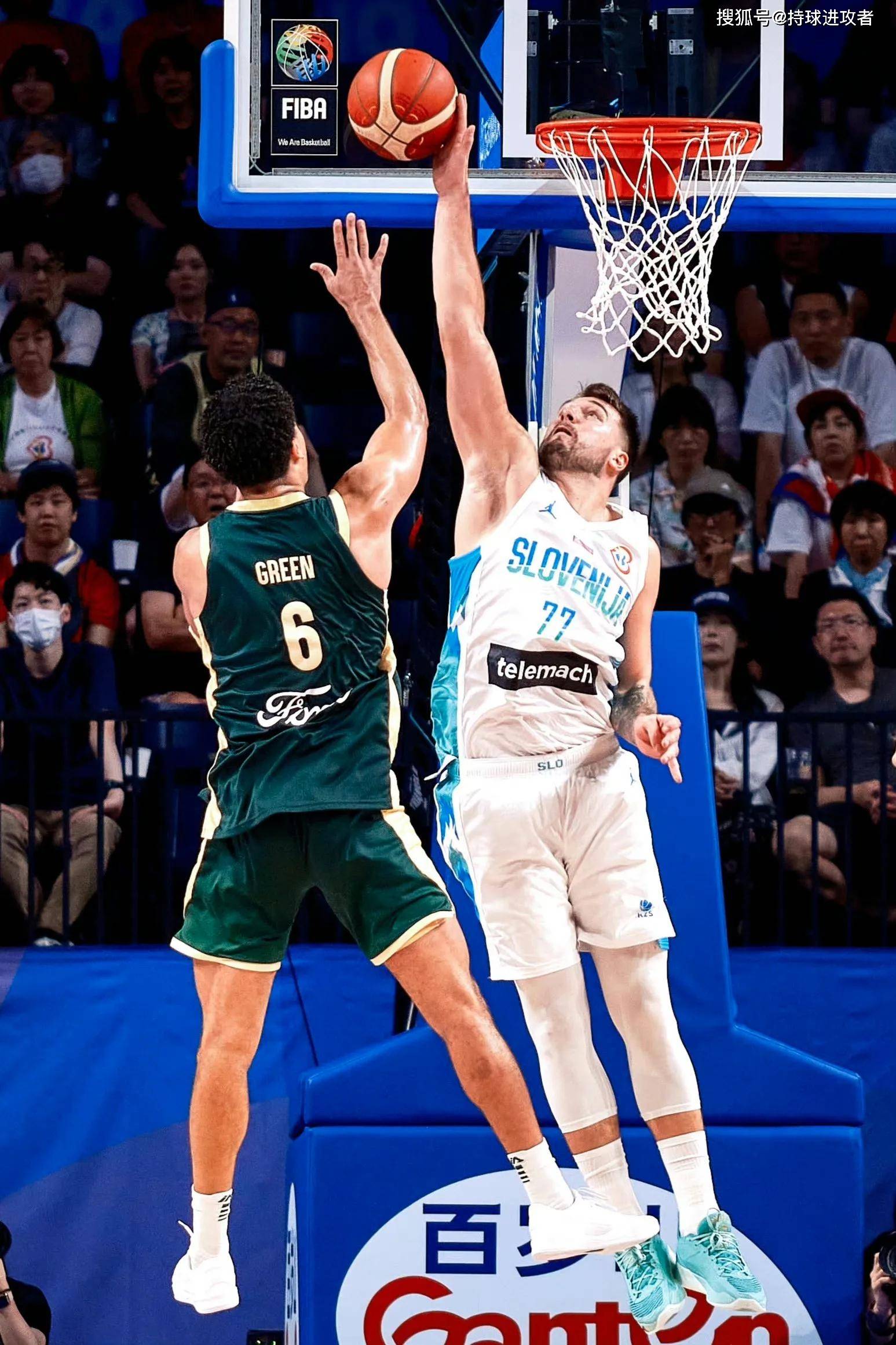 澳大利亚男篮队在国际比赛中获胜