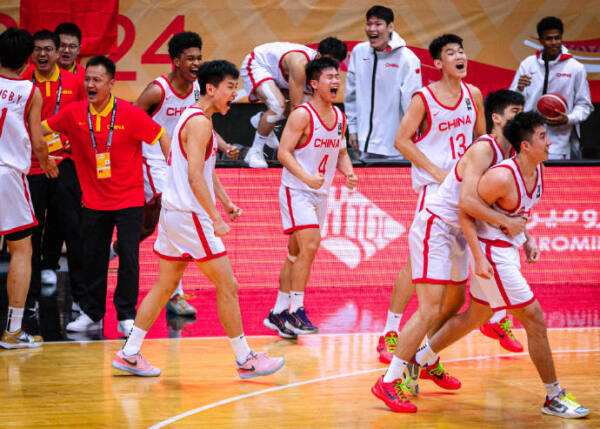 银川男篮在比赛中击败对手，取得比赛胜利