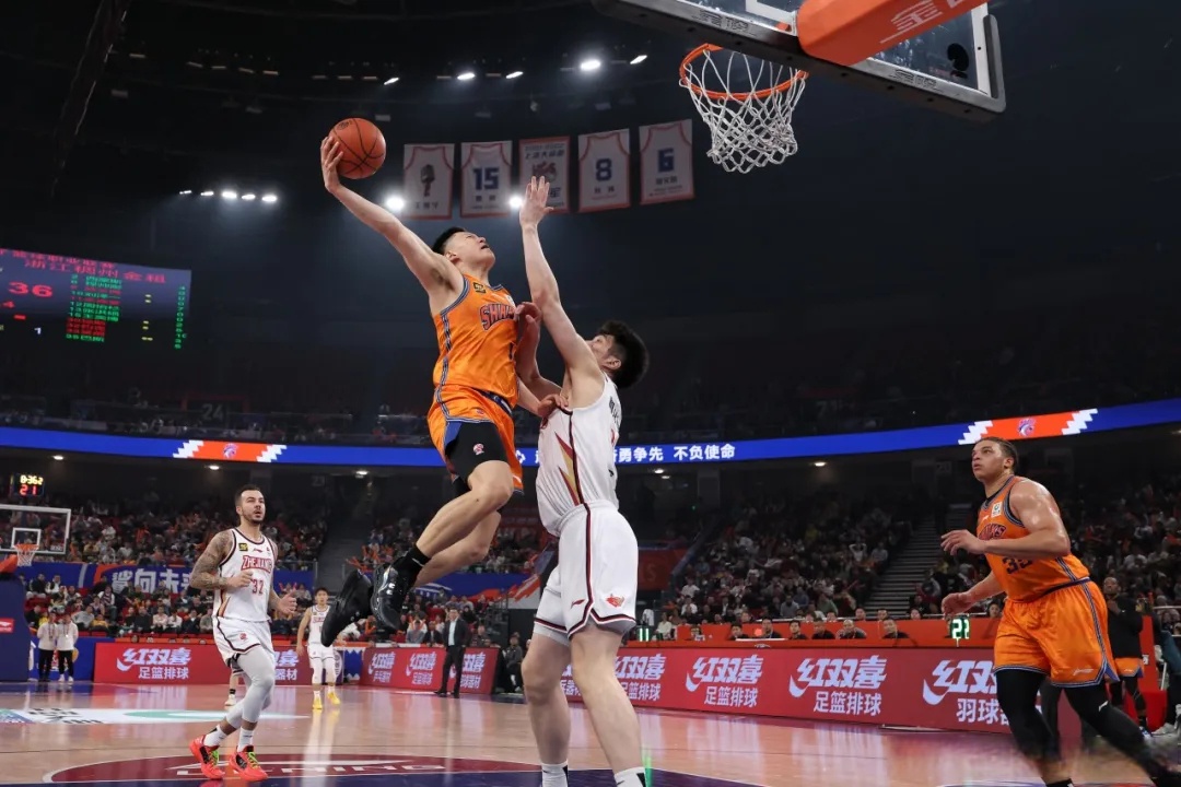 银川男篮在比赛中击败对手，取得比赛胜利