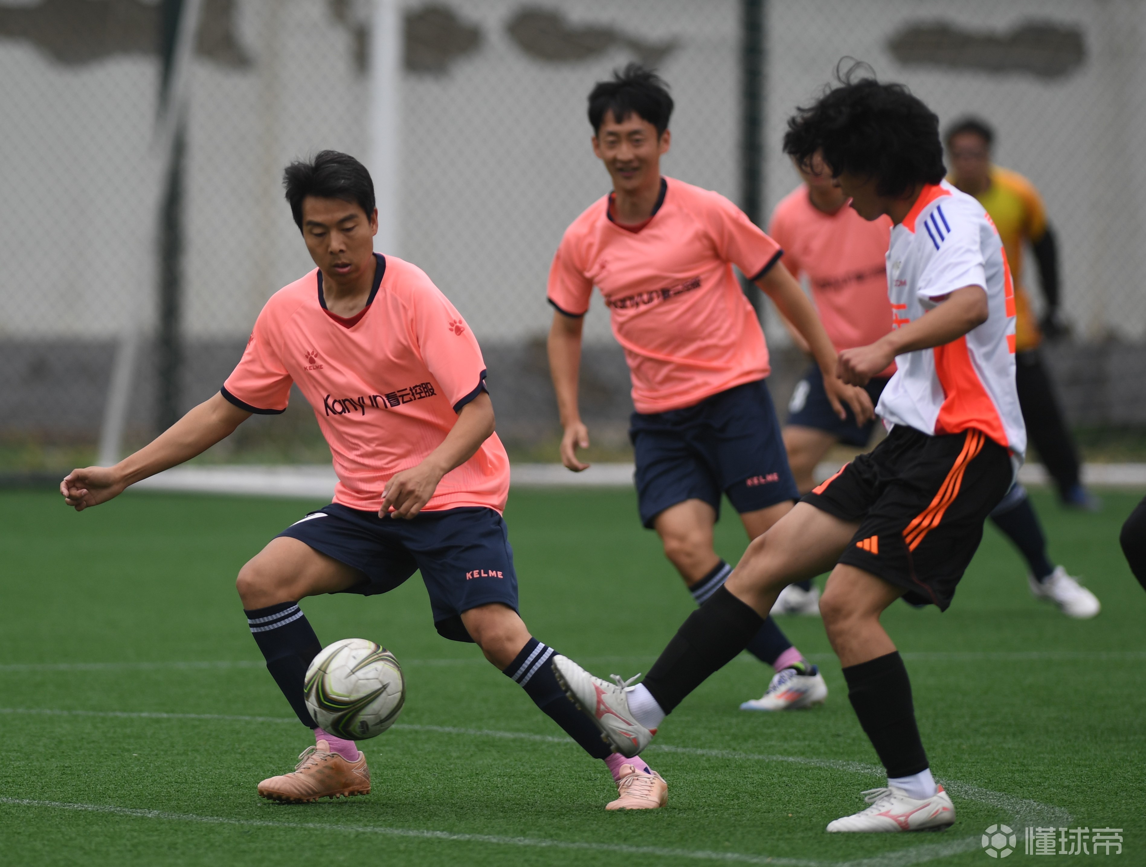 中国职业足球赛事激烈对抗，高潮展现