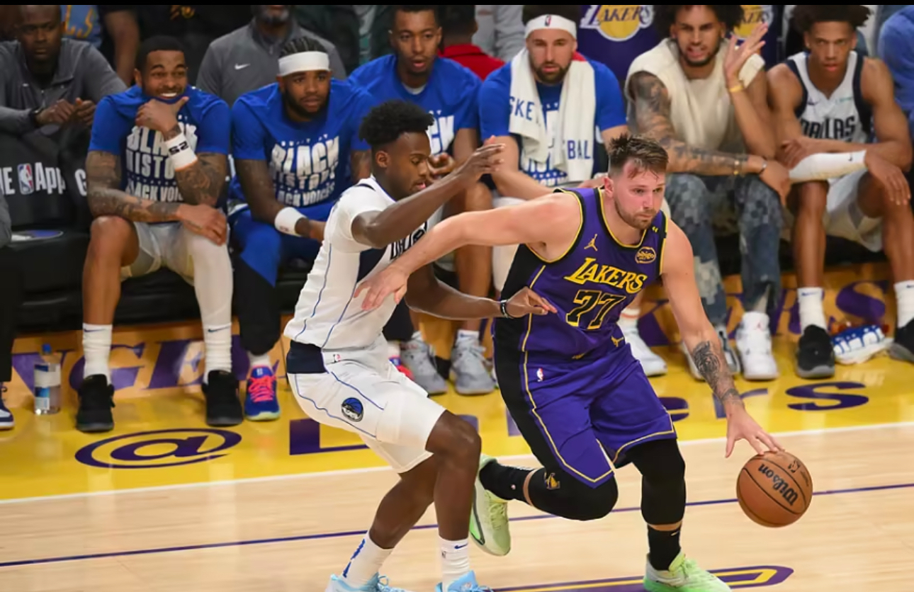 湖人队外线火力全开横扫对手