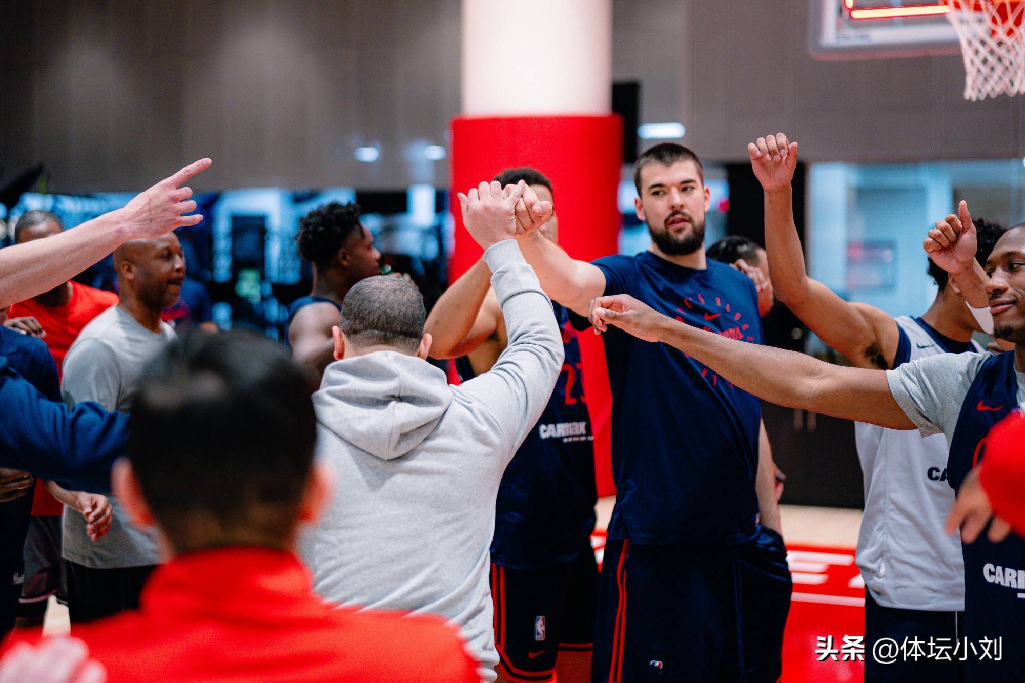 快船主场失利，莱昂纳德难以独挡一帜的简单介绍