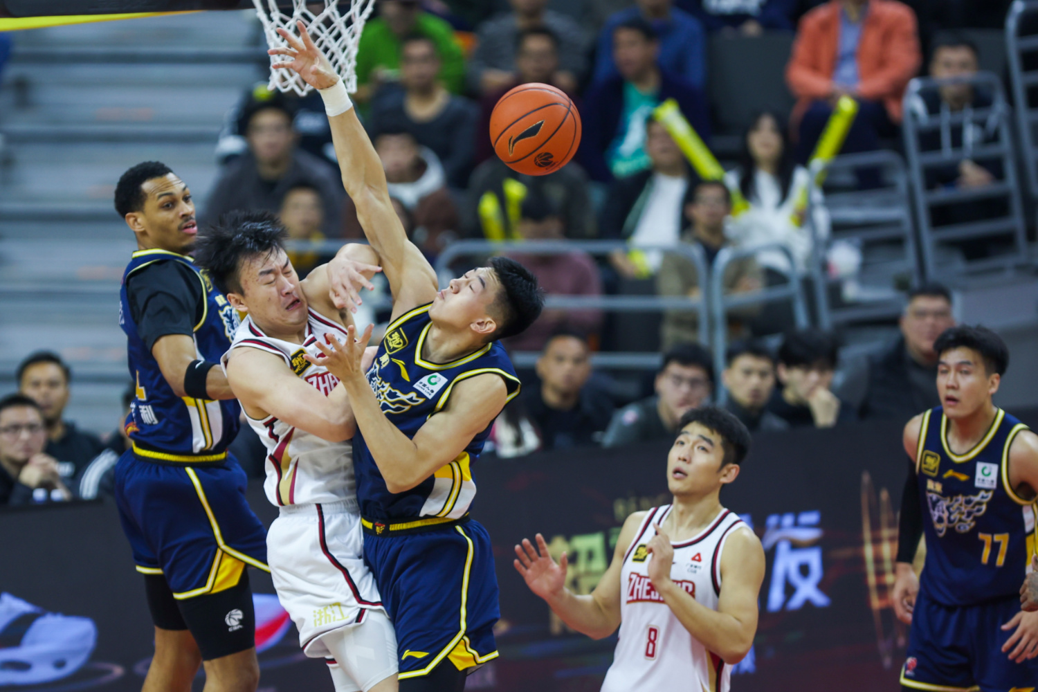 关于浙江队在对阵河南队的比赛中掌握主动，稳居前八的信息