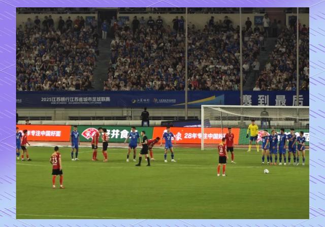 精彩不断！球场上两队激烈对抗，胜者将脱颖而出的简单介绍