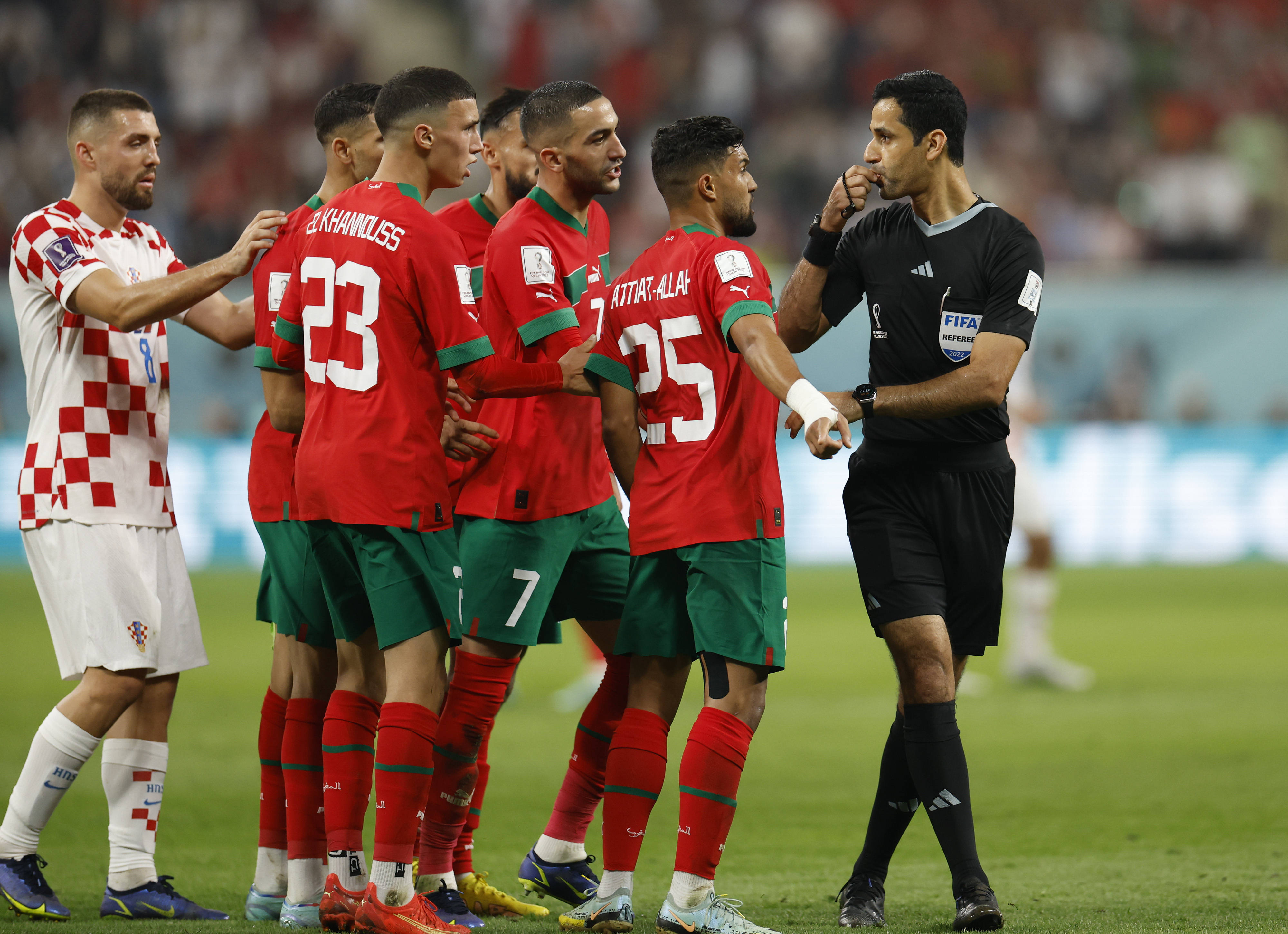 足球场上，运动员们展现顽强意志