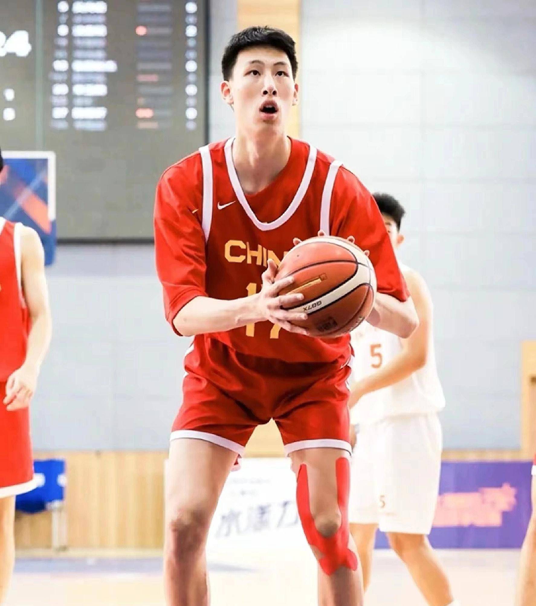 夏季篮球训练营开启，青少年篮球人才崭露头角