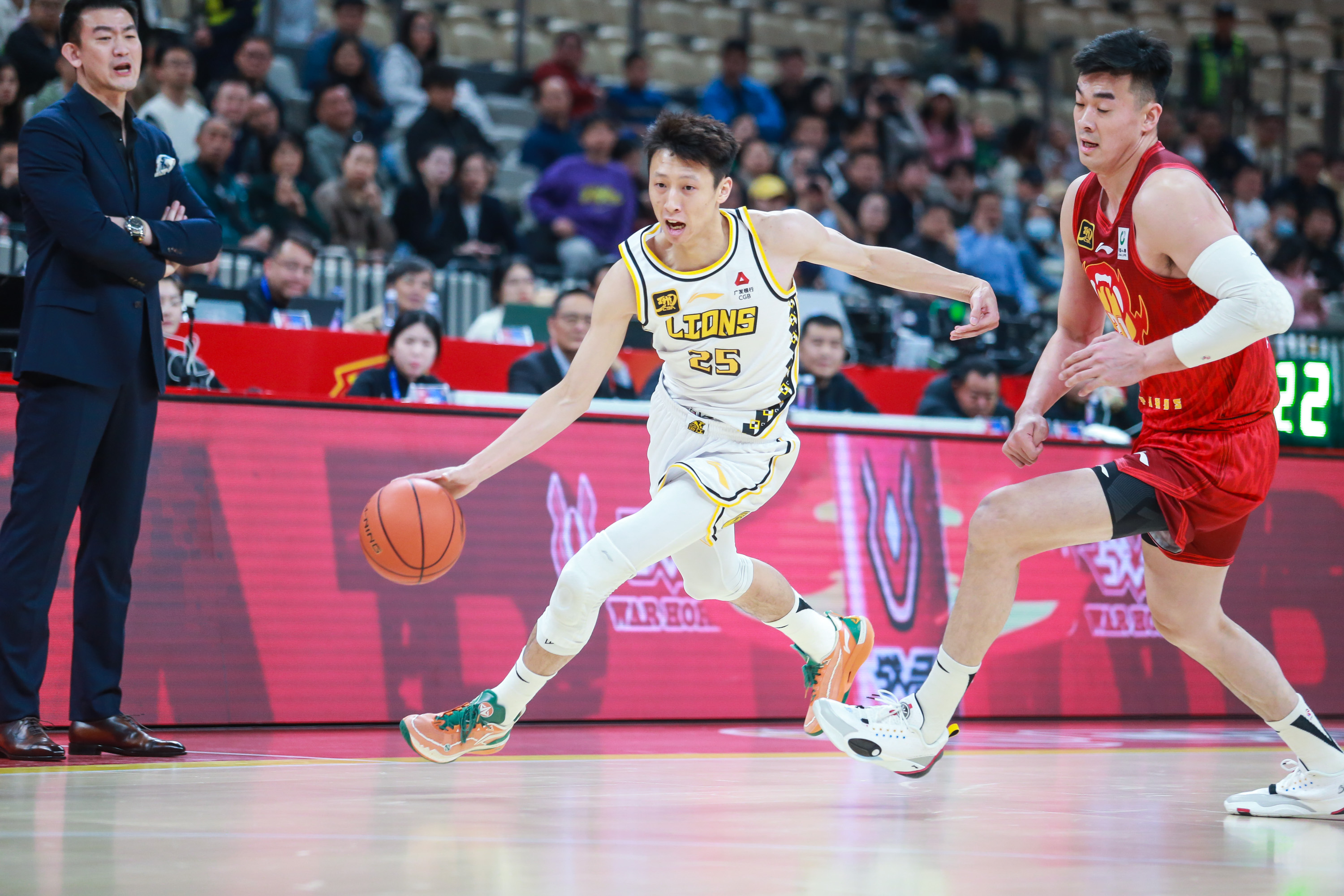 双方在比赛中展开激烈拼抢，创造多个高光时刻