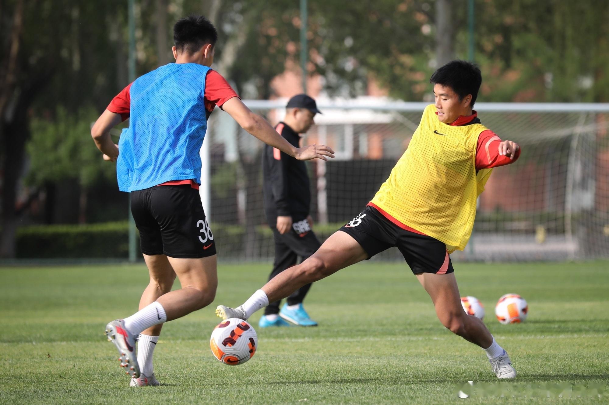 包含年轻球员表现抢眼，球队士气高涨备战半决赛的词条