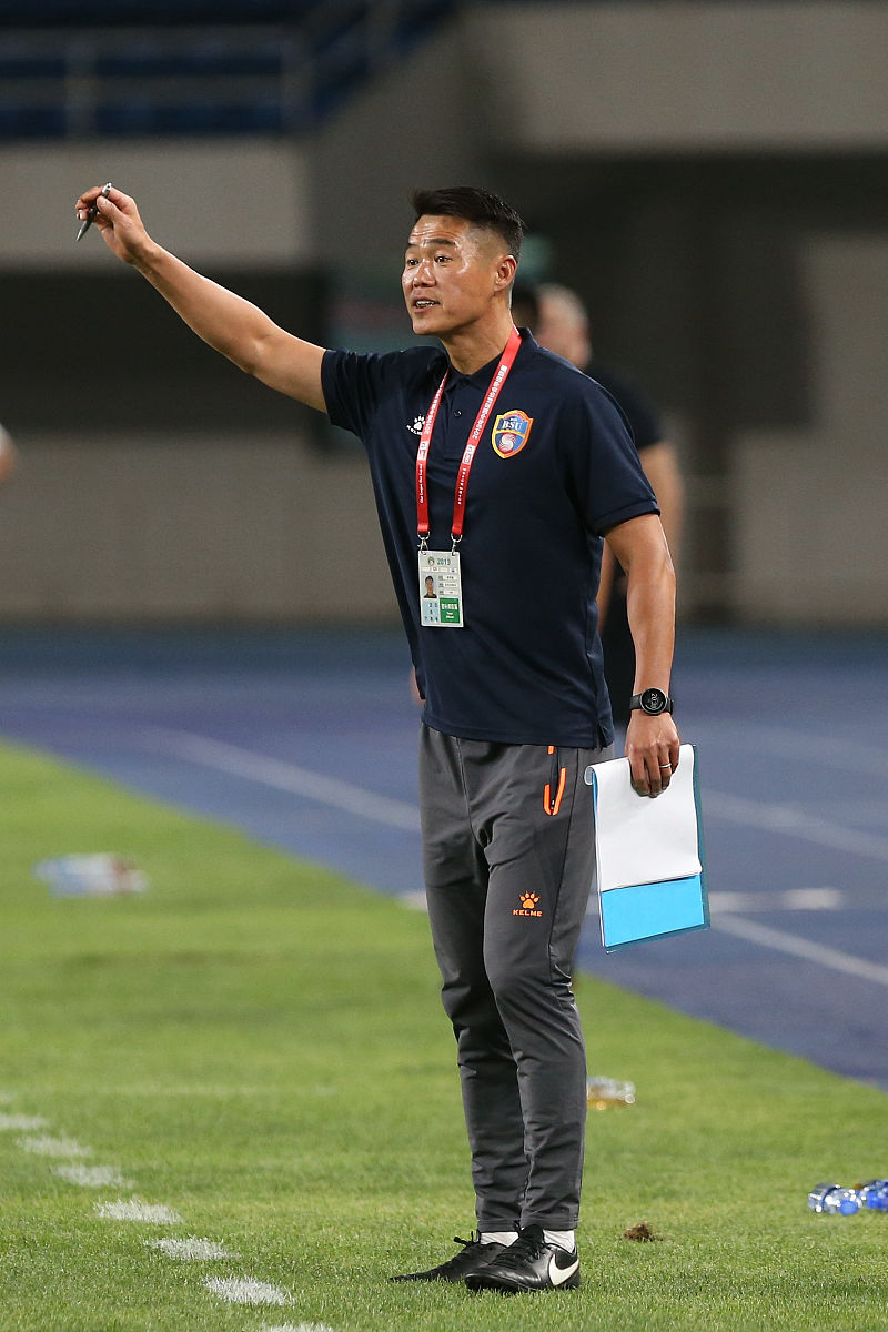 足球队主教练发声，誓言带队登顶的简单介绍